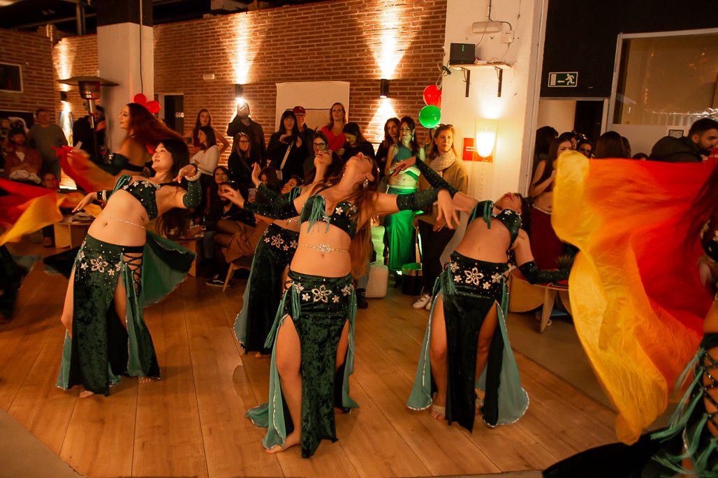 Grupo de bailarinas actuando en un evento privado