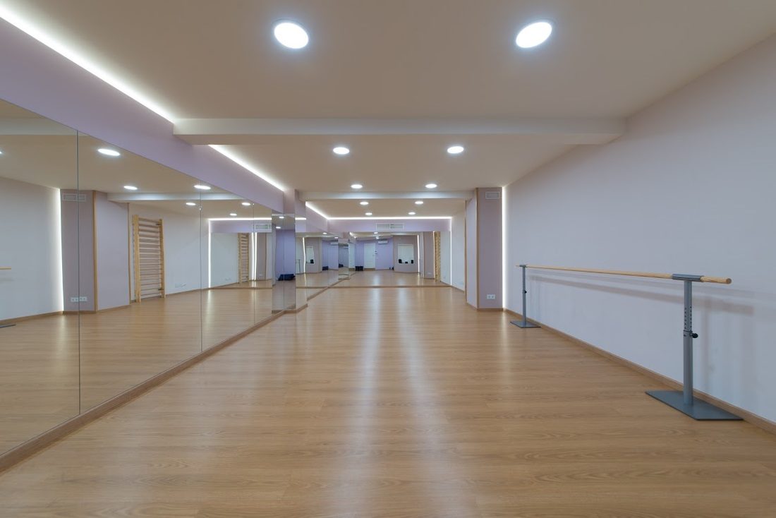 Sala de danza con espejos en el estudio de Barcelona